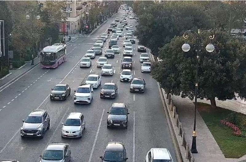 Paytaxt yolları tıxaclıdır – Siyahı