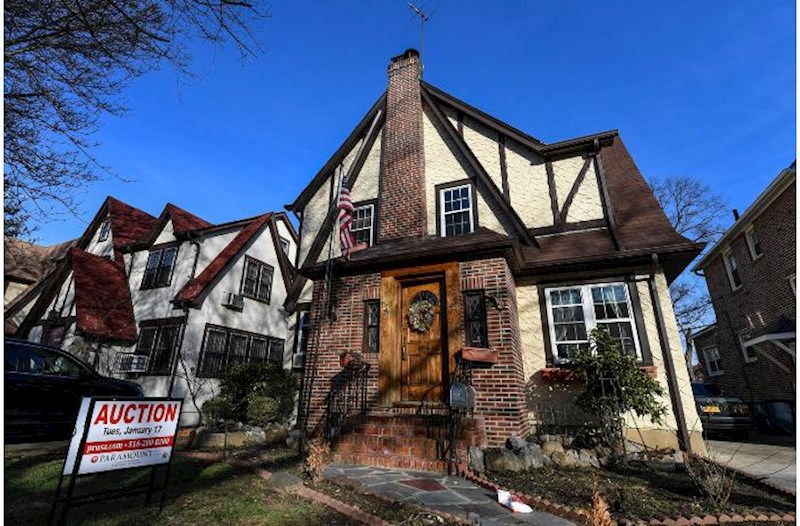 Trampın uşaqlığı keçən ev hərraca çıxarıldı