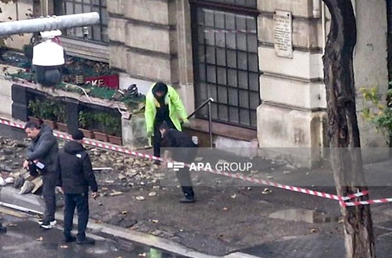 Bakıda eyvan uçub yoldan keçən qadının üzərinə düşdü – Fotolar