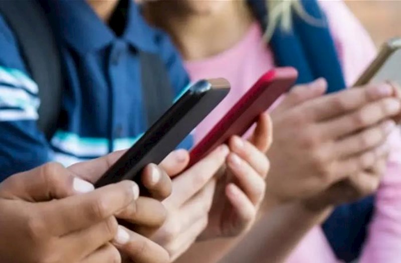 Türkiyədə də uşaqlara sosial şəbəkələrlə bağlı qadağa gətirilir