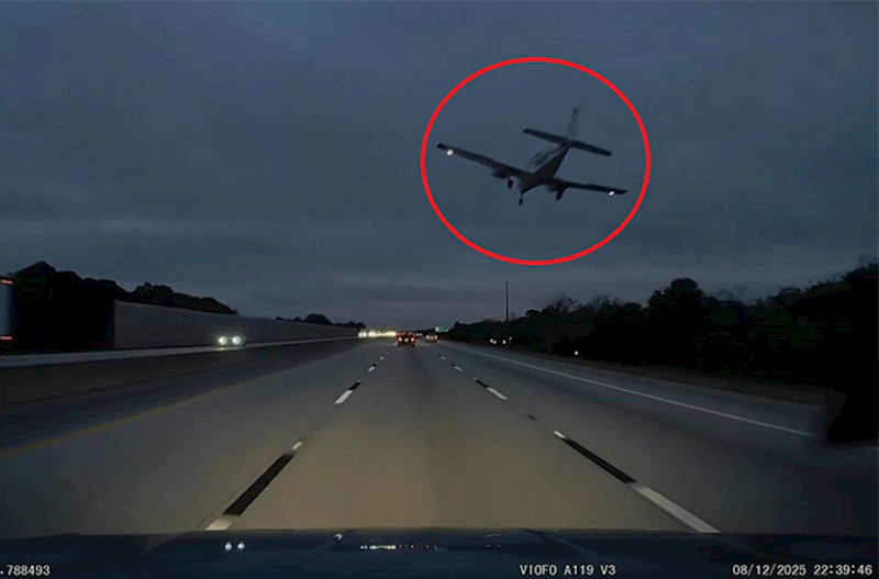 ABŞ-də təyyarə yolda gedən avtomobilin üstünə düşdü – Video