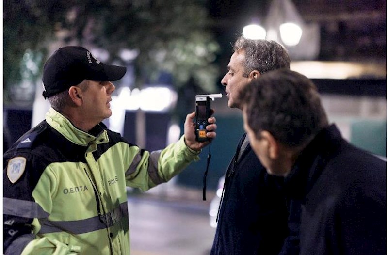 Yol polisi Kiriakos Mitsotakisi alkotestdən keçirdi