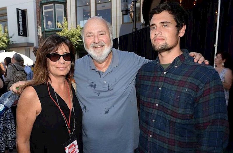 Məşhur rejissoru və həyat yoldaşını öz oğulları öldürüb?