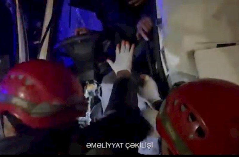 Yük maşını reklam dirəyinə çırpıldı – Xəsarət alan var + Video