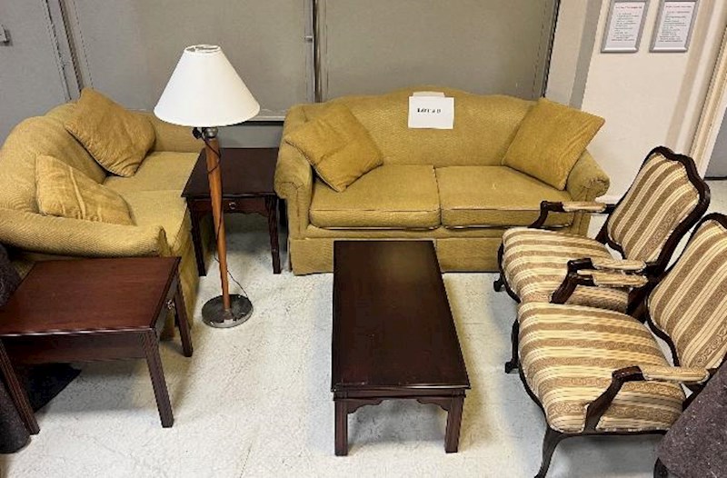 ABŞ-nin Bakıdakı səfirliyi mebel, xalça və digər malları satışa çıxarıb – Fotolar