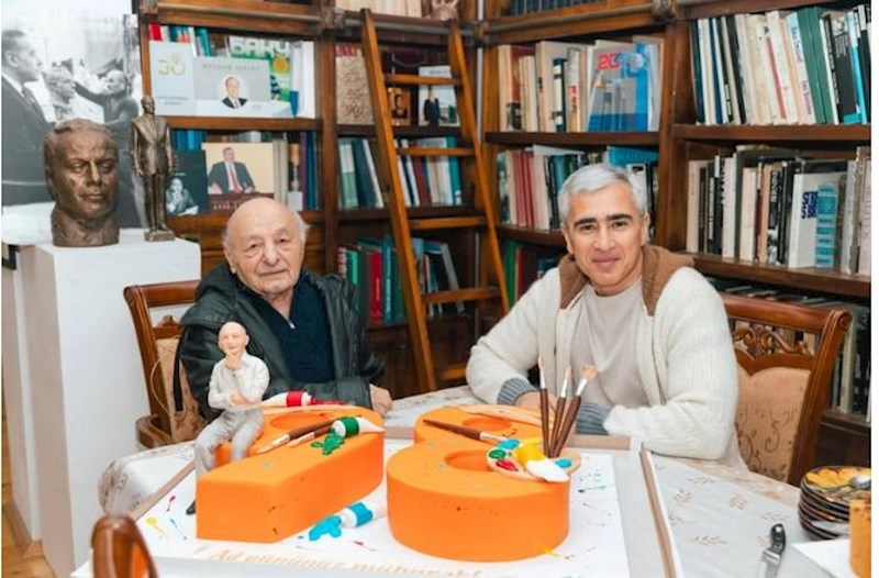 Anar Ələkbərov Xalq rəssamı Ömər Eldarovu evində ziyarət edib