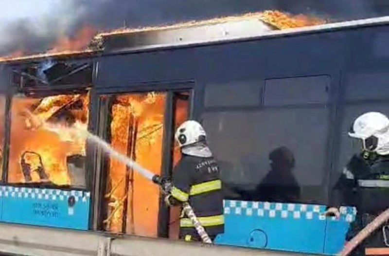 Sarayda avtobus yandı – Fotolar