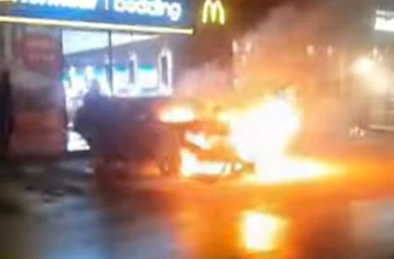 Sumqayıtda avtomobil yandı − Video