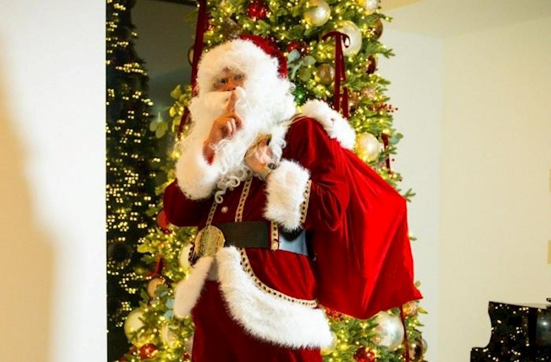 Holand “Şaxta baba” paltarı geyib evləri gəzdi