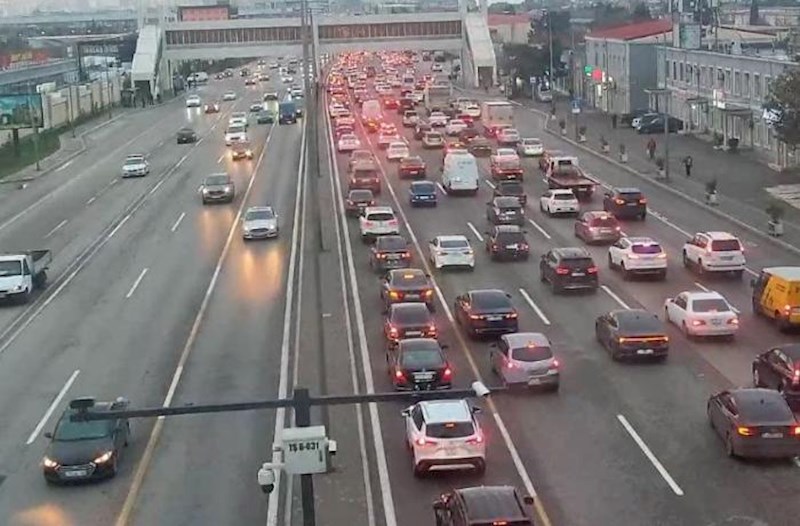 Paytaxt yolları tıxaclıdır – Siyahı