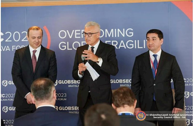 Hikmət Hacıyev Dohada Qriqoryanla görüşəcək