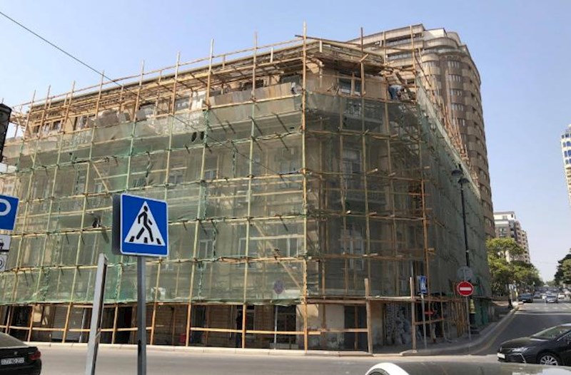 Bakıda bərpa zamanı memarlıq abidəsinə ziyan dəydi − Yağış sakinlərin mənzillərinə doldu