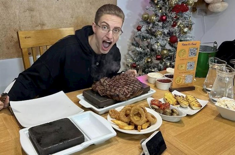 36 dəqiqəyə 2 kiloqram ət yedi – Xəstəxanaya düşdü