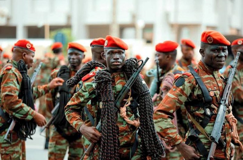 Bu ölkədə prezident devrildi – Hərbçilər hakimiyyəti ələ keçirdilər