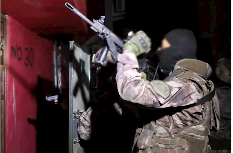 İstanbulda əməliyyat zamanı polis güllələndi