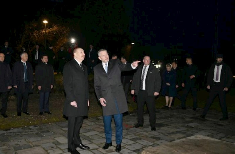 Prezidentlər Bratislavada “Azadlıq Qapısı” abidəsini ziyarət etdilər