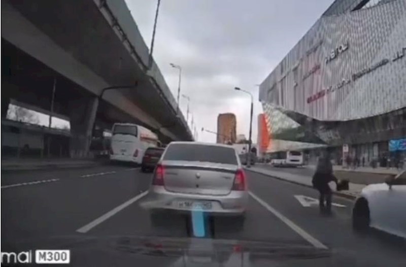 Maşından düşən kimi dəhşətli qəza oldu – Anbaan video