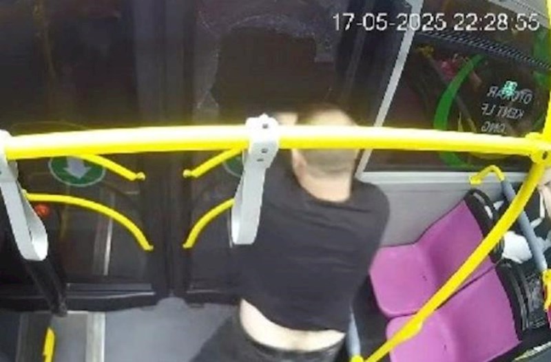 Avtobusun şüşəsini sındıran şəxs saxlanıldı – Video 