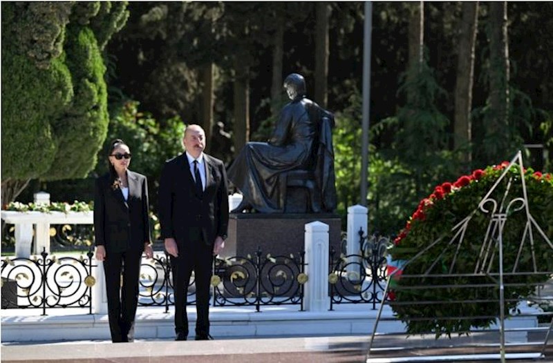 Prezident və xanımı Heydər Əliyevin məzarını ziyarət etdi