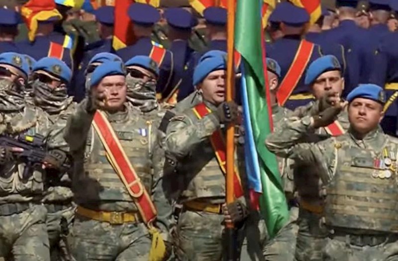 Azərbaycan hərbçiləri Qələbə paradında keçid etdi – Video
