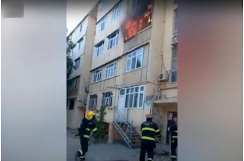 Sumqayıtda yaşayış binasında yanğın oldu – Video