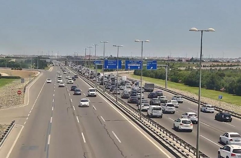 Bakıda yol-nəqliyyat hadisəsi oldu – Tıxac yarandı