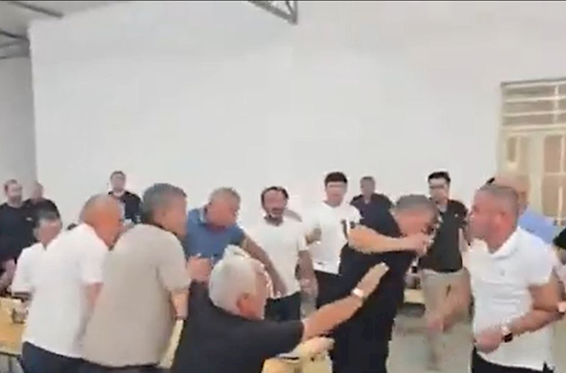 Gürcüstanda azərbaycanlı deputat kənd sakininə çaynik atdı – Video