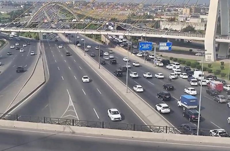 “Koroğlu” körpüsündə yük maşını aşdı, sıxlıq yarandı – Fotolar
