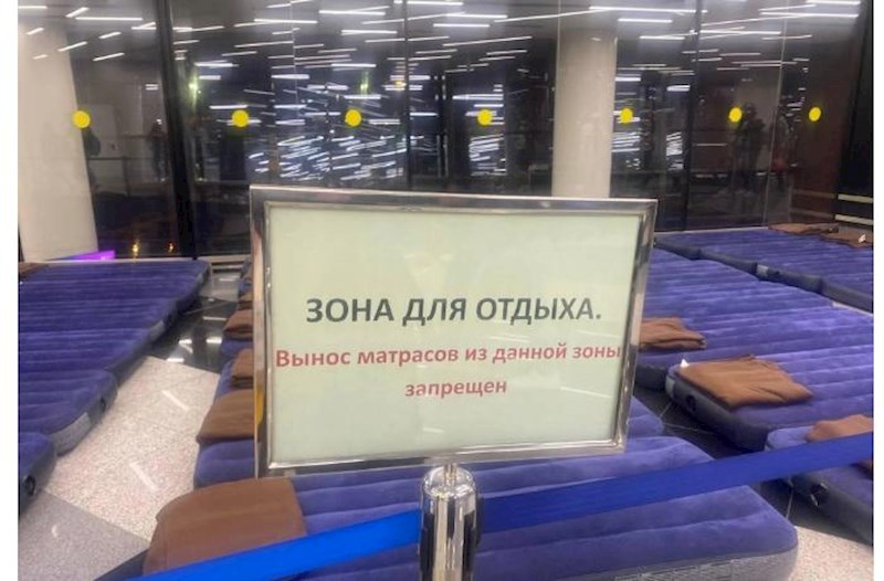 Moskva hava limanlarında sərnişinlərə döşəklər paylanır