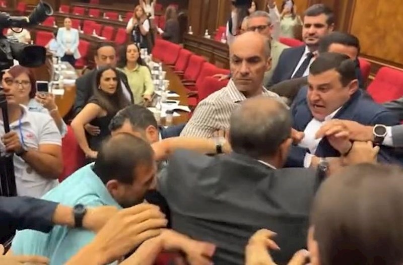Ermənistan parlamentində yenə dava düşdü – Video