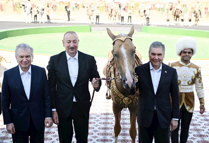 İlham Əliyevə “Axaltəkə” atı hədiyyə edilib