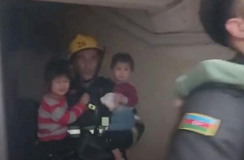Sumqayıtda yaşayış binasında yanğın olub – Video