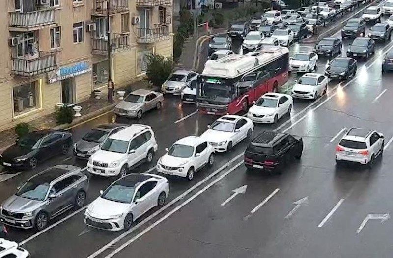Yollar yenə tıxaclıdır – Siyahı