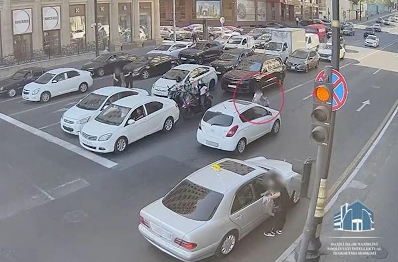 Bakıda yolu qaçaraq keçən piyadanı avtomobil vurdu – Video