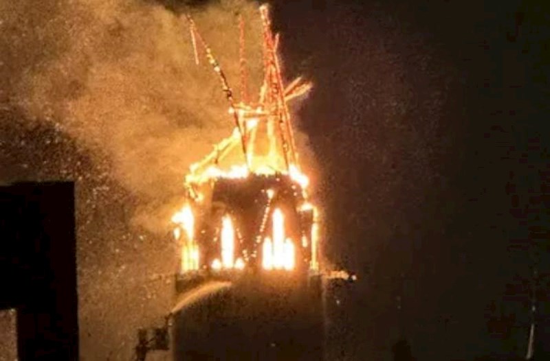 Amsterdamda 150 illik kilsə yandı