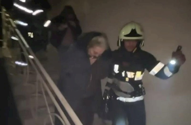 Masazırda çoxmərtəbəli yaşayış binasında yanğın oldu, zəhərlənən var − Video