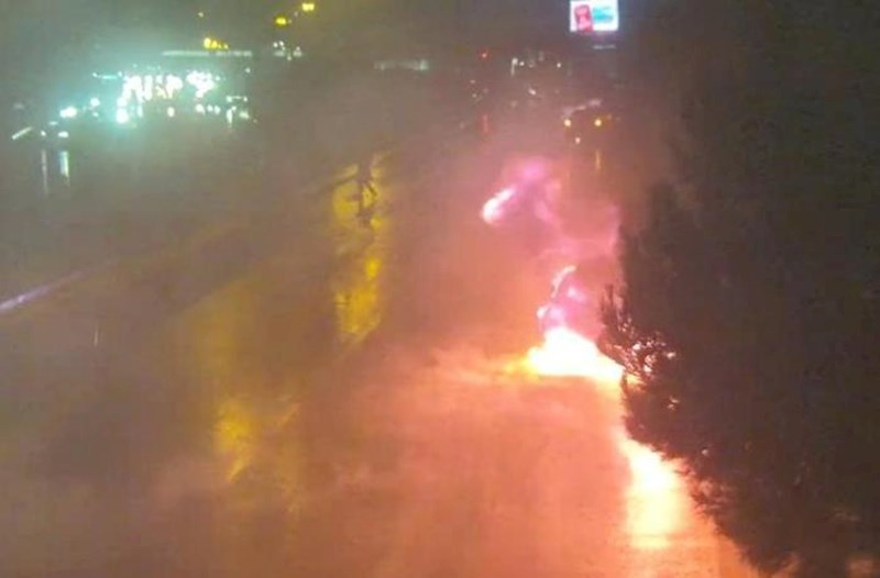 “20 Yanvar” istiqamətində maşın yandı − Tıxac yarandı