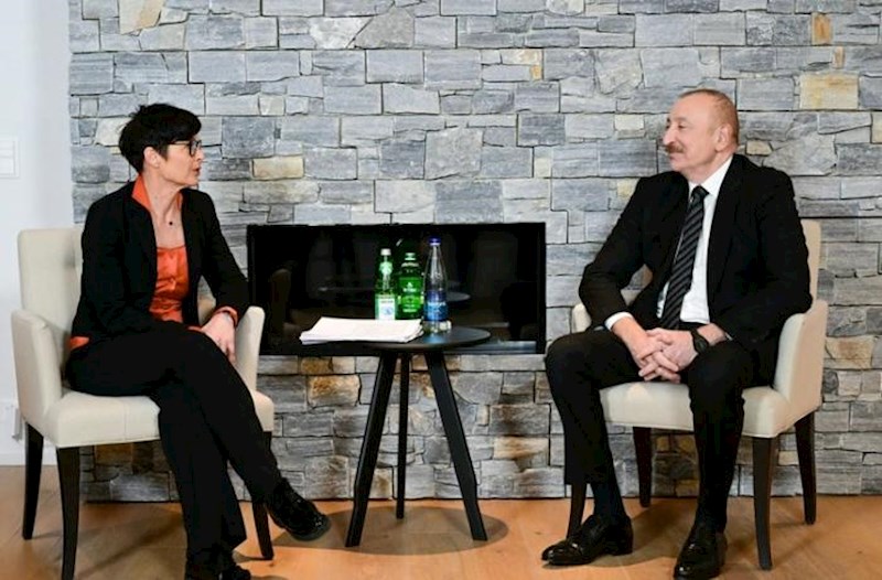 Prezident Davosda Avropa İttifaqının Genişlənmə üzrə komissarı ilə görüşdü