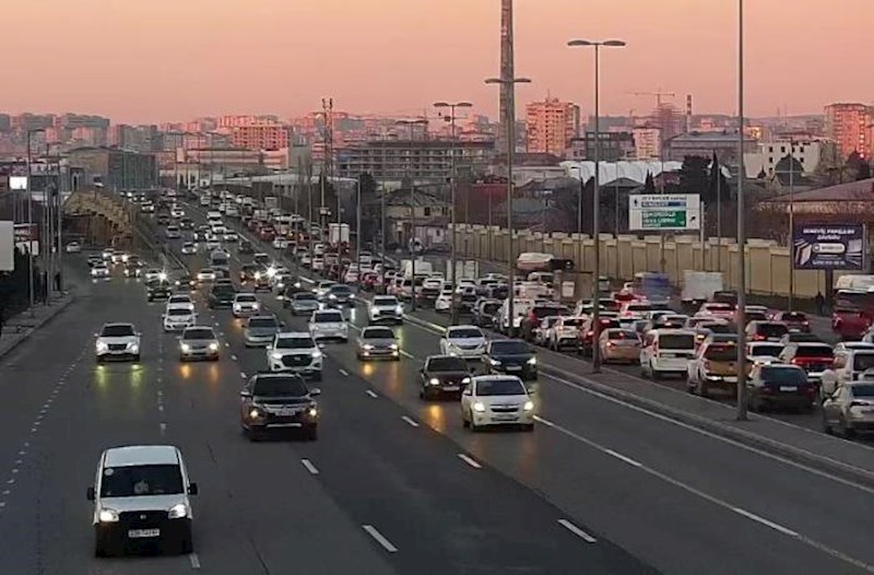 Paytaxt yolları tıxaclıdır – Siyahı