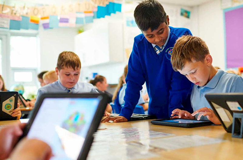 Məktəblərdə yeni dövr: Kitabları planşet əvəzləyir?