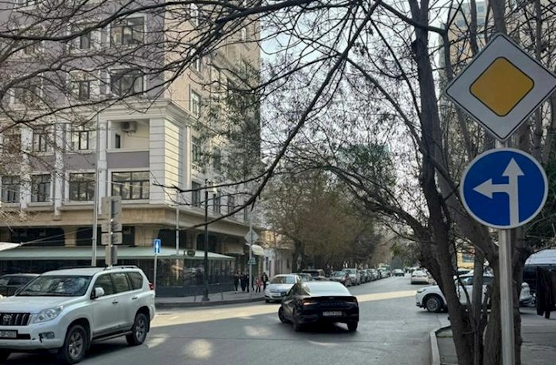 Biləcəridə iki küçənin kəsişməsində yol hərəkəti yenidən təşkil olundu