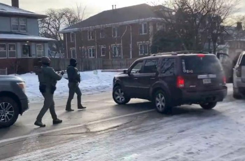 ABŞ-də miqrasiya işçiləri yolu bağlayan qadını güllələdi − Video