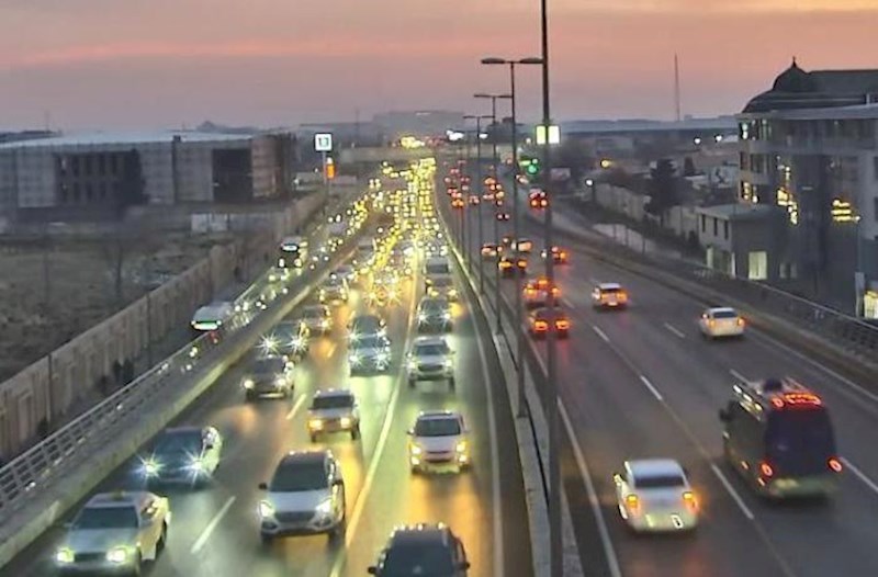 Paytaxt yolları tıxaclıdır – Siyahı