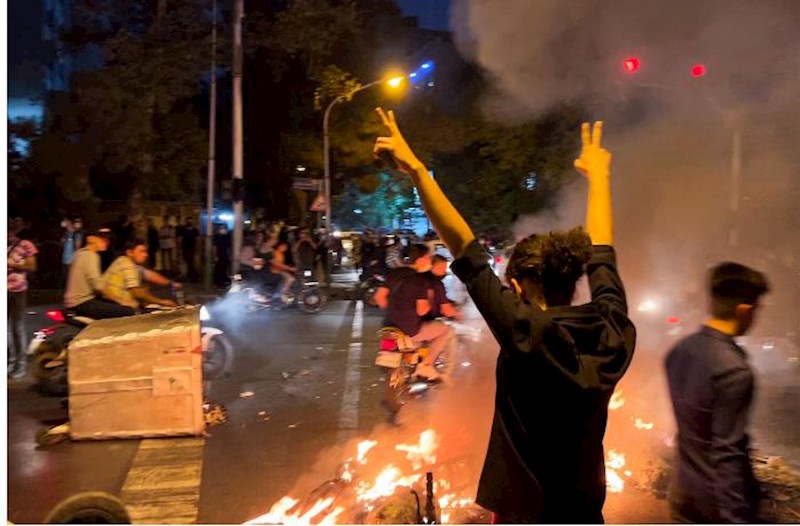 İranda etirazçılar SEPAH binasını yandırdılar