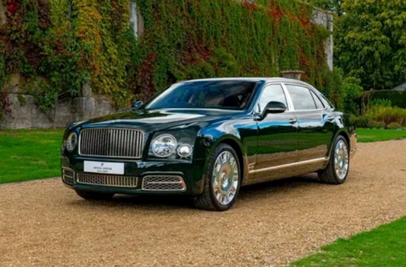 Kraliça II Yelizavetanın “Bentley”i hərraca çıxarıldı