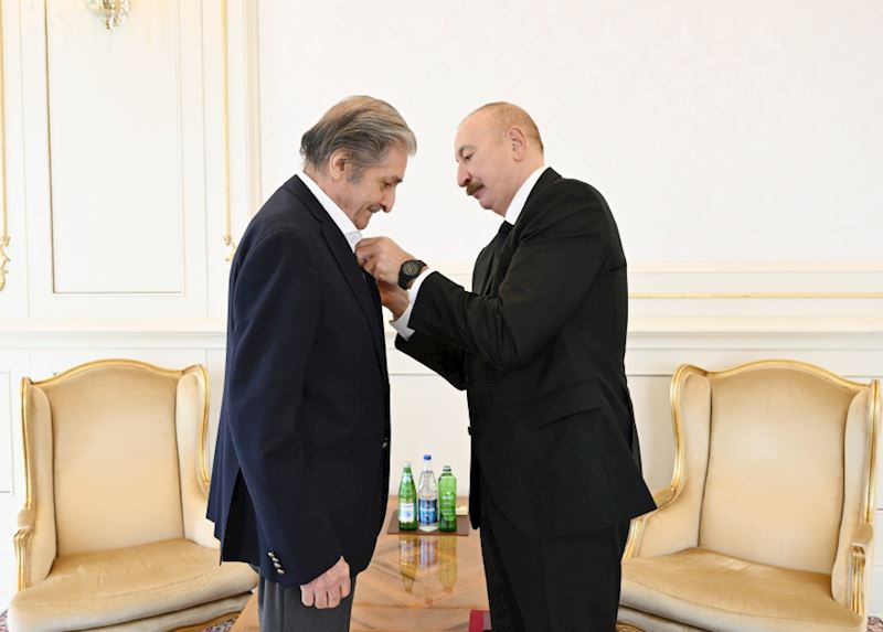 İlham Əliyev Fərhad Xəlilova “İstiqlal” ordenini təqdim etdi – Fotolar + Yenilənib