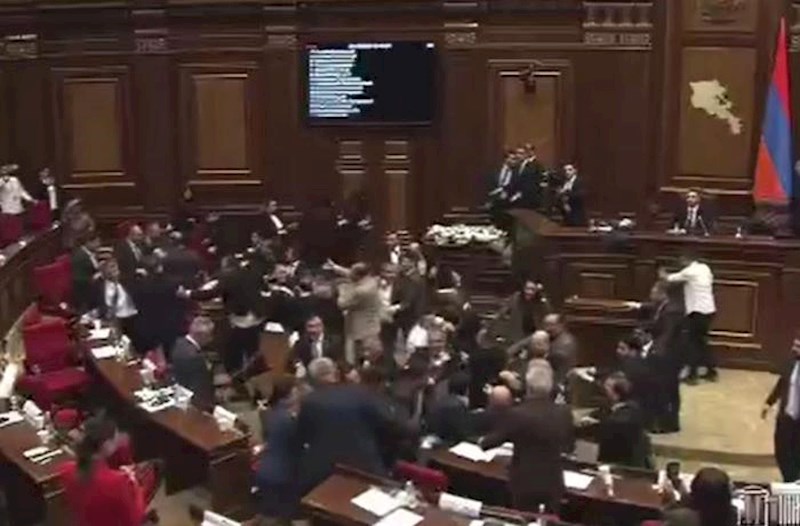 Ermənistanda deputatlar arasında dava düşüb – Video