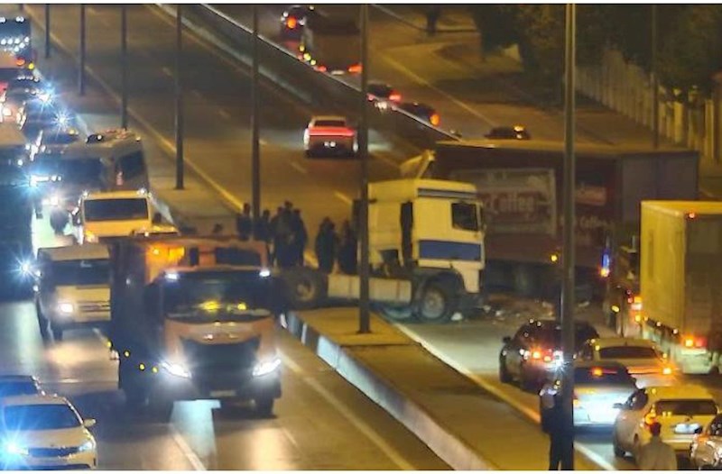 Yük maşını qəza törətdi – Yolu bağladı