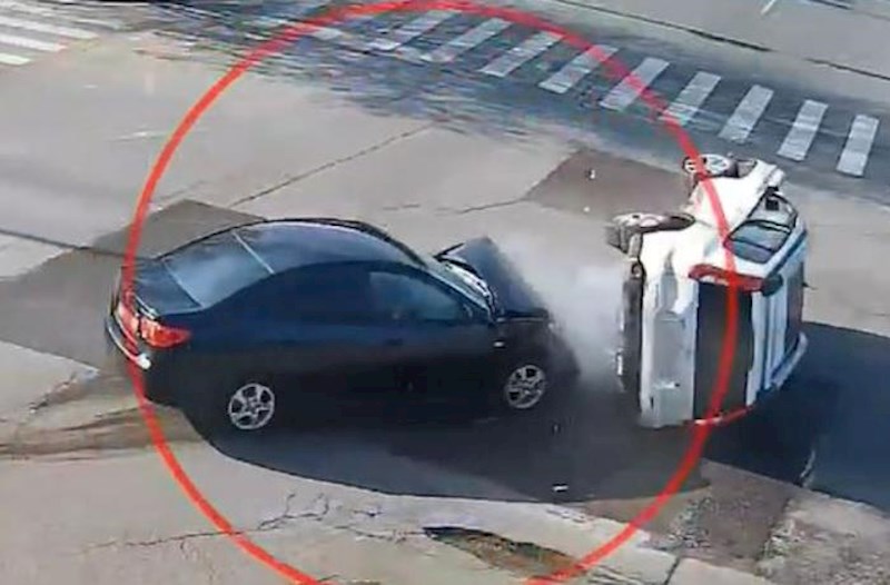 “Qırmızı”da keçib maşını aşırdı − Video