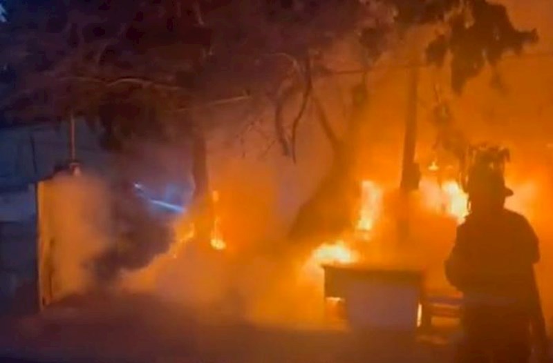 Sumqayıtda ayaqqabı təmiri köşkü yandı − Video 